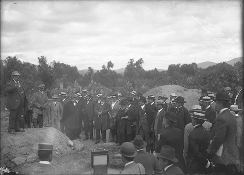 Imagen de Leopoldo Batres da un recorrido por Teotihuacán con los asistentes al Congreso de Americanistas (atribuido)