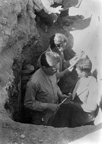 Imagen de Alfonso Caso, Jorge R. Acosta e Ignacio Marquina durante excavación, Tumba 8 en Monte Alban (atribuido)