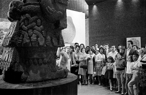 Imagen de Guía dirige a visitantes en el Museo Nacional de Antropología (propio)