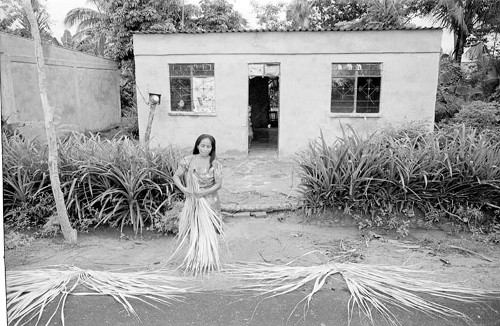 Imagen de Mujer Chontal frente a una choza (propio)