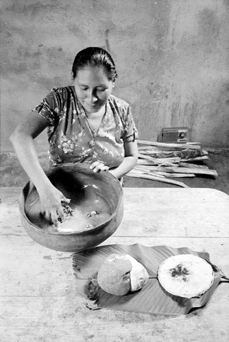 Imagen de Mujer chontal preparando tamales (propio)