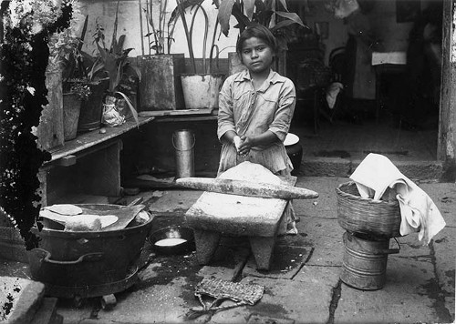 Imagen de Mujer hace tortillas en un metate (propio)