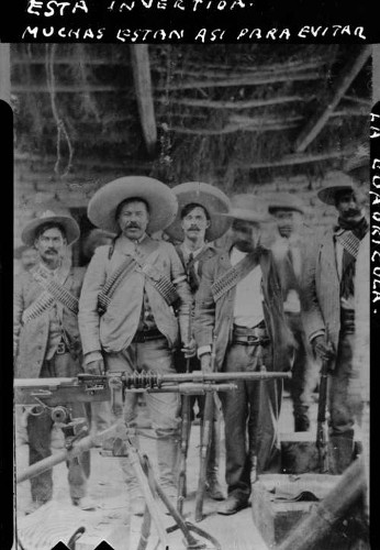 Imagen de Francisco Villa acompañado por soldados villistas con artillería, fotografía (atribuido)