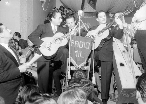 Imagen de Trío de guitarristas tocando en un programa de Radio Mil (atribuido)