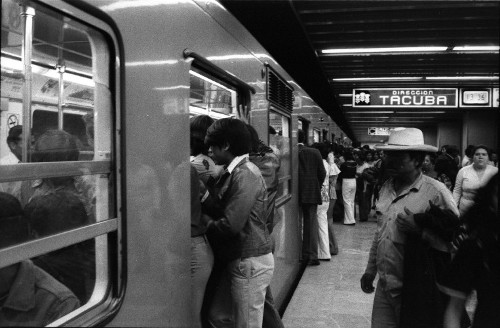 Imagen de Gente aborda el metro con dirección Tacuba (propio)
