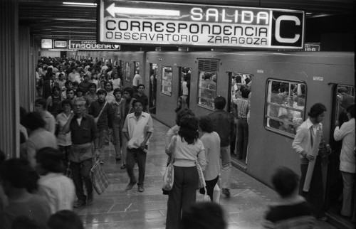 Imagen de Gente en la estación del metro Chabacano (propio)