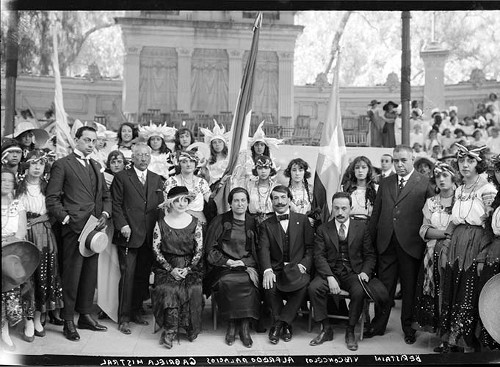Imagen de José Vasconcelos, Alfredo Palacios, Gabriela Mistral y otros funcionarios en Chapultepec (propio)