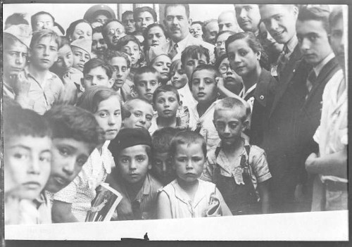 Imagen de Lázaro Cárdenas con niños españoles durante su visita a la Escuela Industrial México-España (propio)