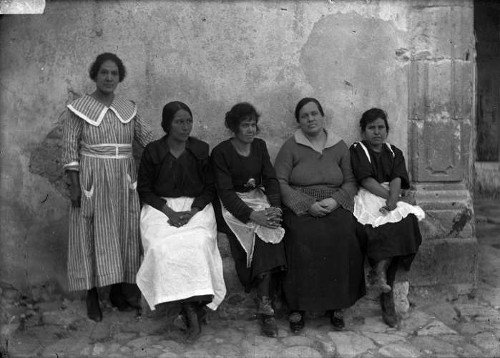 Imagen de Luz Corral de Villa y familiares en la hacienda de Canutillo, retrato de grupo (atribuido)