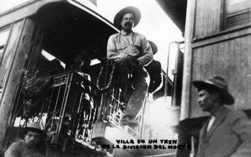 Imagen de Francisco Villa de pie en un tren de la División del Norte (atribuido)