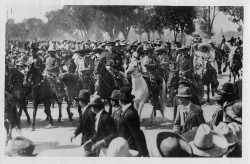 Imagen de Los generales Villa y Zapata al frente de la poderosa división del norte a su entrada a México (atribuido)