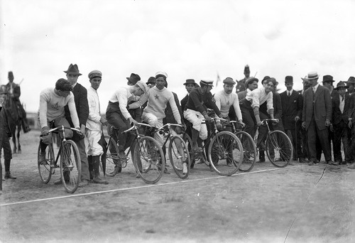 Imagen de Ciclistas en la línea de salida, retrato de grupo (atribuido)