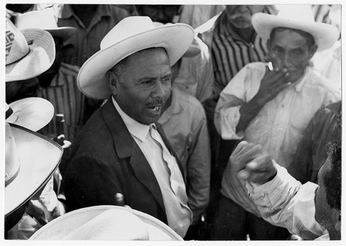 Imagen de Rubén Jaramillo habla con campesinos (atribuido)