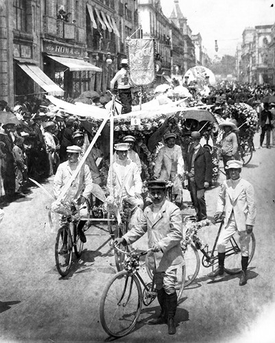 Imagen de Carro alegórico "Club Racycle de Puebla" durante el desfile de Primavera (atribuido)