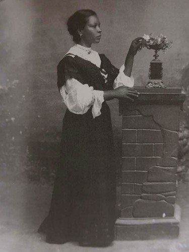 Imagen de Mujer afrodescendiente con una flor (atribuido)