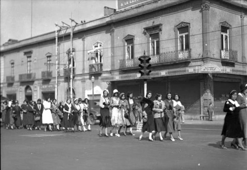 Imagen de Manifestación femenil por las calles de la Cd. de México (atribuido)