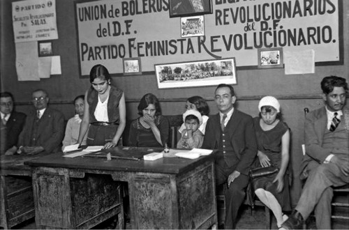 Imagen de Mujer lee documento durante una reunión de asociaciones políticas (atribuido)