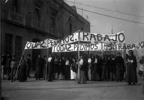 Imagen de Manifestación de obreras con pancartas (atribuido)