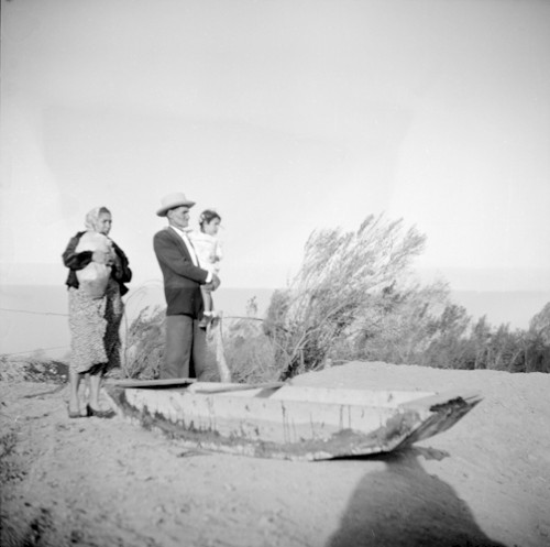Imagen de Familia indocumentada al pie de un balsa en el río Bravo (atribuido)