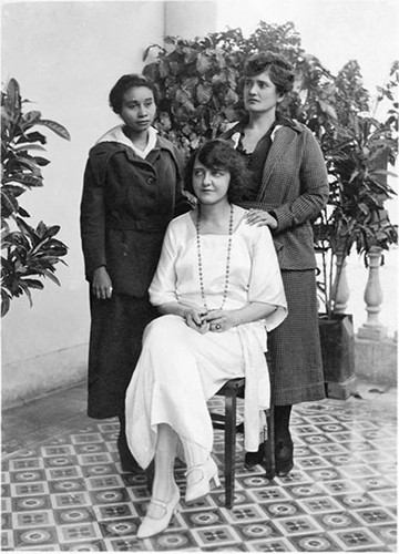 Imagen de María Rosa Torres González, Elvia Carrillo Puerto y otra sufragista (atribuido)