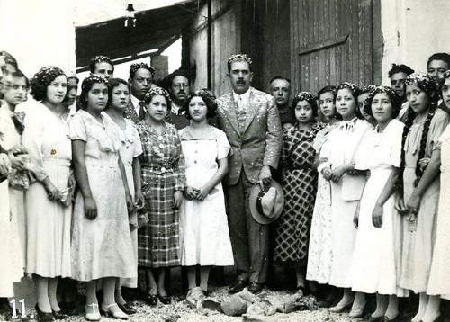 Imagen de El presidente Lázaro Cárdenas con un grupo de mujeres (atribuido)