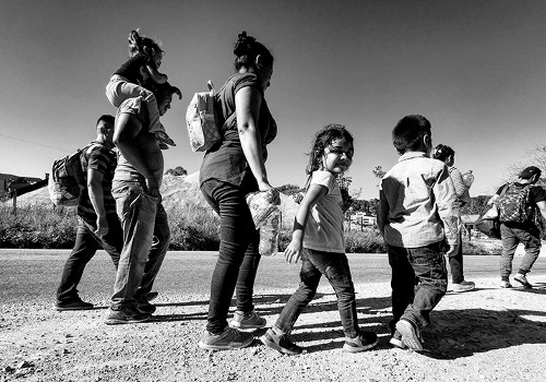 Imagen de A pie de vía (propio), Retrato de familia de migrantes caminando (atribuido)