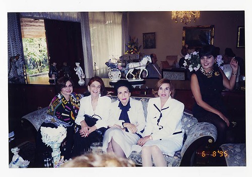 Imagen de Martha Chapa, Norma Wanless, Griselda Álvarez Ponce de León, Kena Moreno y Gina Ureta, durante la celebración de cumpleaños 75, de Margarita Michelena (atribuido)