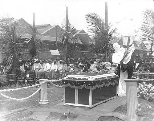 Imagen de Ceremonia fúnebre con los restos de los caídos en la defensa del puerto de Veracruz, durante la invasión norteamericana de 1914 (atribuido)