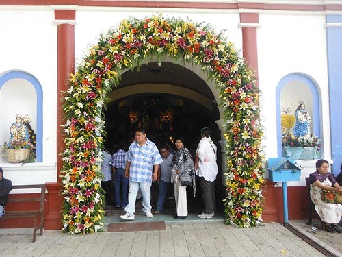 Imagen de Arco de flores en la puerta (atribuido)