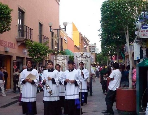 Imagen de La vanguardía de la procesión de Nuestra Madre Santísima de la Luz por la calle Miguel Hidalgo (atribuido)