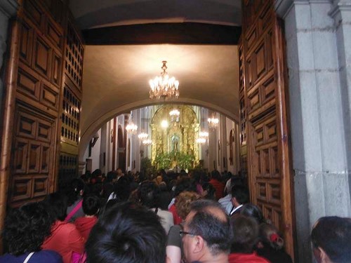 Imagen de Los fieles se arremolinan en la entrada (atribuido)