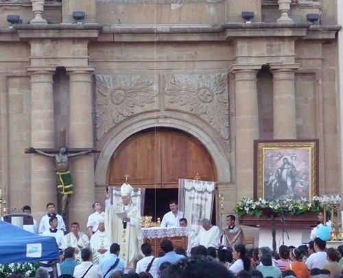 Imagen de Monseñor José Guadalupe Martín Rábago obispo de León oficia la santa misa (atribuido)