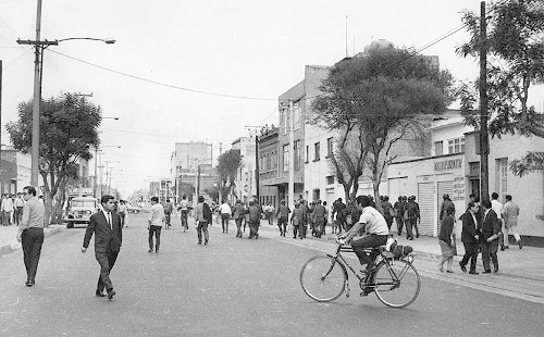 Imagen de Policías y ciudadanos en las calles de la Ciudad de México el día del movimiento estudiantil de 1971 (atribuido)