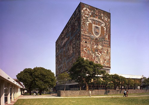 Imagen de Vista del mural de O'Gorman en los muros norte y poniente de la Biblioteca Central de la Universidad Nacional Autónoma de México (atribuido)
