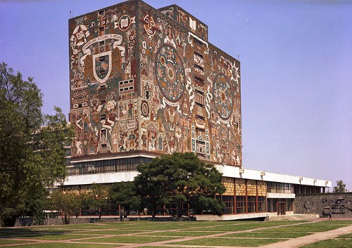 Imagen de Vista del mural de O'Gorman en los muros poniente y sur de la Biblioteca Central de la Universidad Nacional Autónoma de México (atribuido)