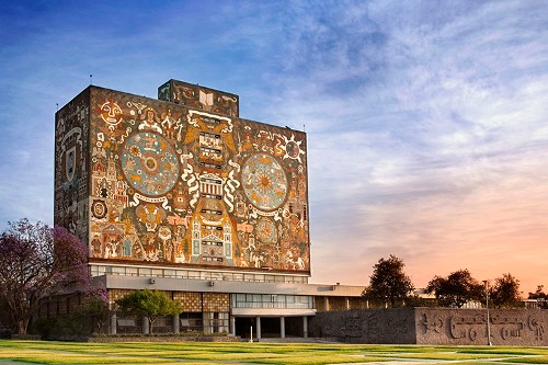 Imagen de Vista del mural de O'Gorman en los muros sur y poniente de la Biblioteca Central de la Universidad Nacional Autónoma de México (atribuido)