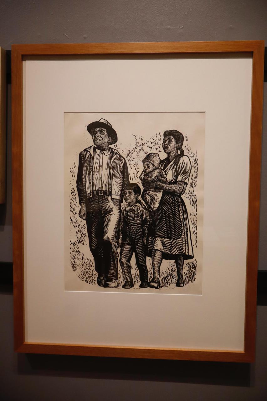 Detalle del montaje de la obra de Alberto Beltrán, préstamo del Museo Nacional de la Estampa.