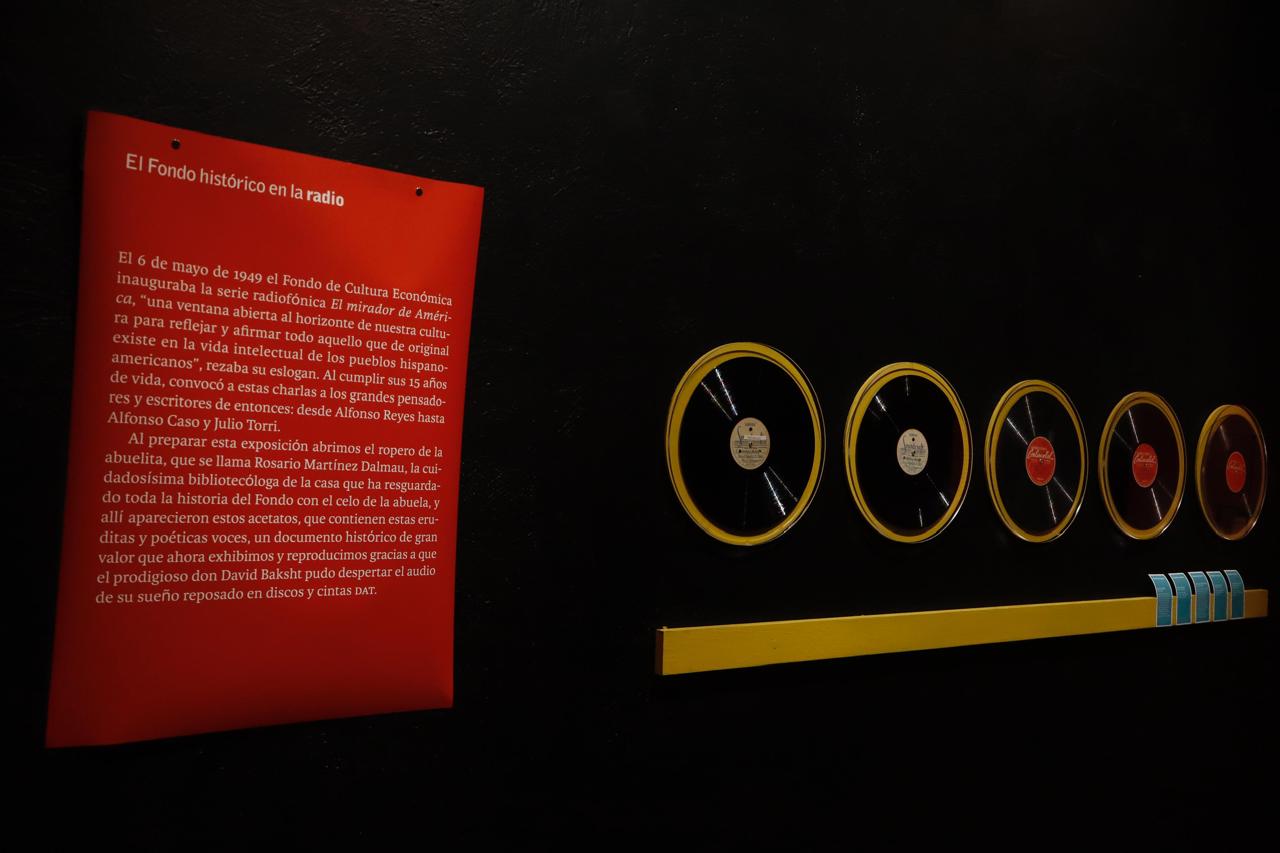Discos de 78 rpm, con las grabaciones del programa radiofónico <i>El mirador de América</i> grabado por los fundadores del <span style="font-variant:small-caps;">fce</span>, en 1949.