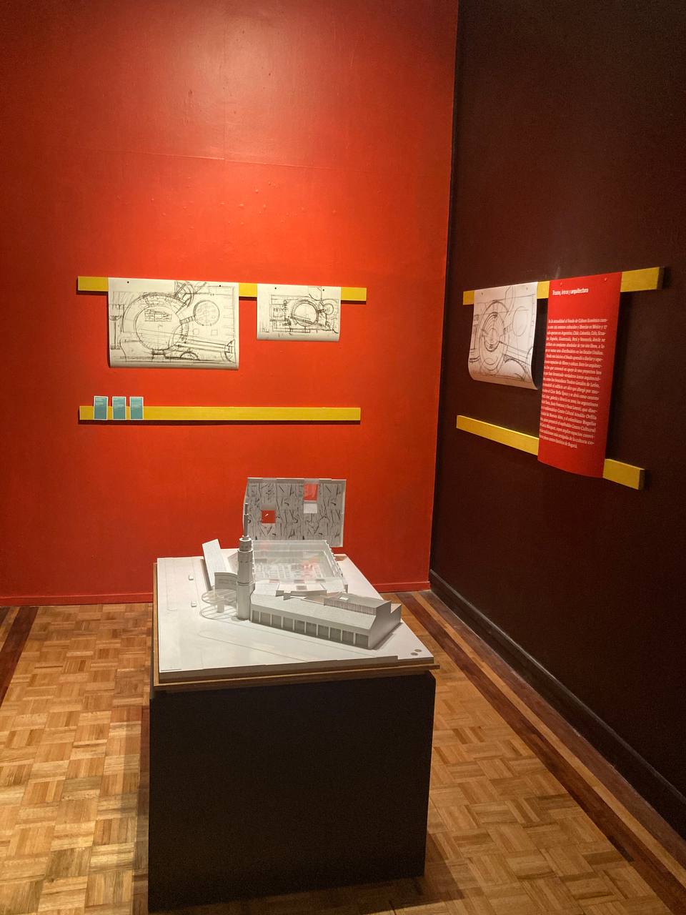 Bocetos del artista y arquitecto, Rogelio Salmona para la construcción del Centro Cultural Gabriel García Márquez, en Bogotá, Colombia.