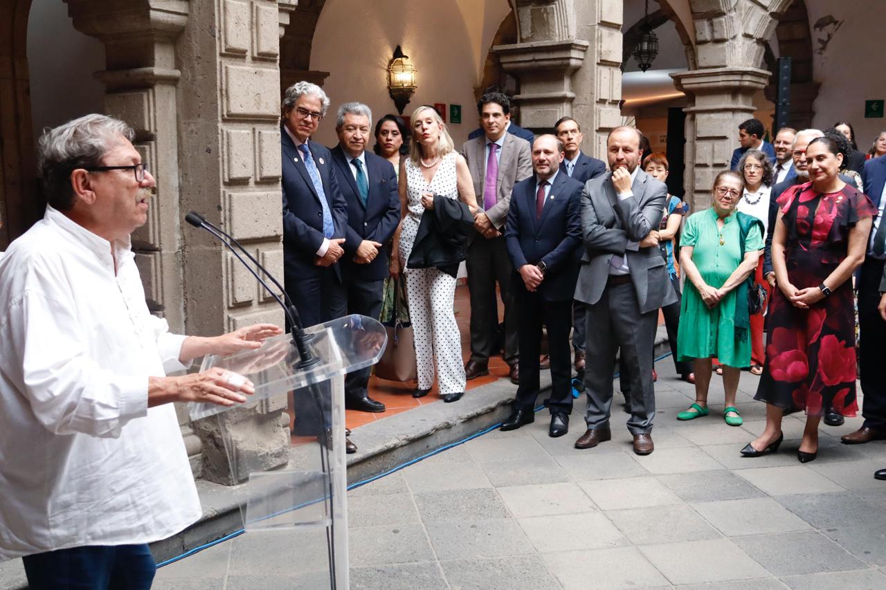 Inauguración de la exposición <i>En el Fondo, no todo son letras</i>, en el Museo de la Cancillería. Palabras del director general del <span style="font-variant:small-caps;">fce</span>, Paco Ignacio Taibo II, al fondo el cuerpo diplomático de las embajadas de América Latina en México y la Subsecretaria para América Latina y el Caribe.