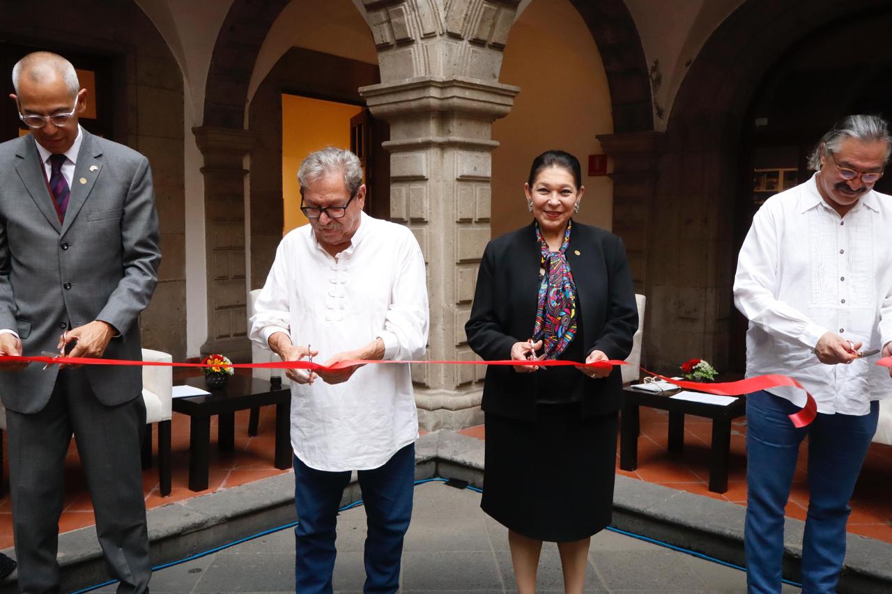 Inauguración de la exposición <i>En el Fondo, no todo son letras</i>. Corte de listón.