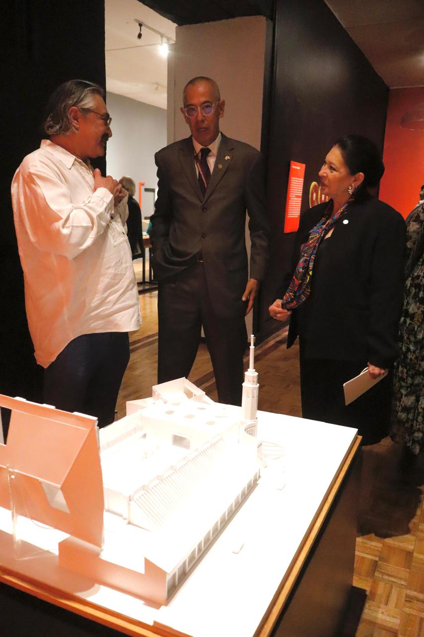 Recorrido inaugural de la exposición <i>En el Fondo, no todo son letras</i>. De izquierda a derecha; Marco Barrera, Teresa Mercado y Hermann Aschentrupp.