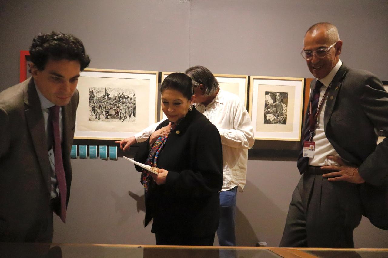 Recorrido inaugural de la exposición <i>En el Fondo, no todo son letras</i>.  De izquierda a derecha; Juan Patricio Riveroll, Teresa Mercado y Hermann Aschentrupp.