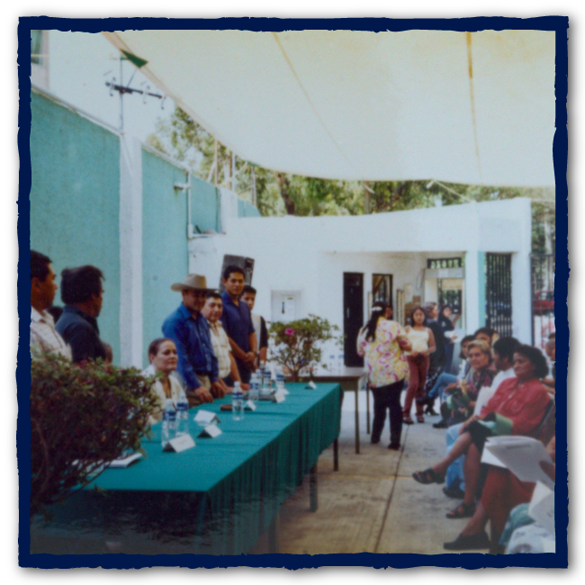 <div class='box-txt-carrusel'>
                                            <div class='pie-foto-box'>
                                            <p class='txt-carrusel'>Entrega de primeros títulos en <span style='font-variant:small-caps;'>corett</span>. </p>
                                             </div>
                                              <div class='ObjetoDigital'>
                                                    <a href='//memoricamexico.gob.mx/swb/memorica/Cedula?oId=_rQ2AJ8BefUxSyutW683' target='_blank' class=''>Ir a recurso</a>
                                              </div>  
                                           </div>