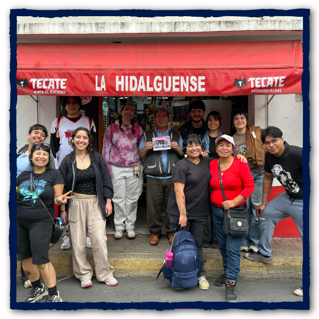  
                                        <div class='box-txt-carrusel'>
                                            <div class='pie-foto-box'>
                                               <p class='txt-carrusel'>Estudiantes de sociología en la tienda de Charly.</p>
                                            </div>
                                            <div class='ObjetoDigital'>
                                                       <a href='//memoricamexico.gob.mx/swb/memorica/Cedula?oId=1rQ2AJ8BefUxSyutWa83' target='_blank' class=''>Ir a recurso</a>
                                            </div>  
                                        </div>