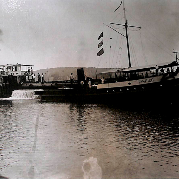 <div class='box-txt-carrusel'>
                                    <p class='txt-carrusel'>Buque <i>Tampico</i>.</p>
                                      <div class='ObjetoDigital'>
                                          
                                            <a href='//memoricamexico.gob.mx/swb/memorica/Cedula?oId=vmNIuJQBAF4Oqi8d2n2F' target='_blank' class=''>Ir a recurso</a>
                                      </div>  
                                   </div>