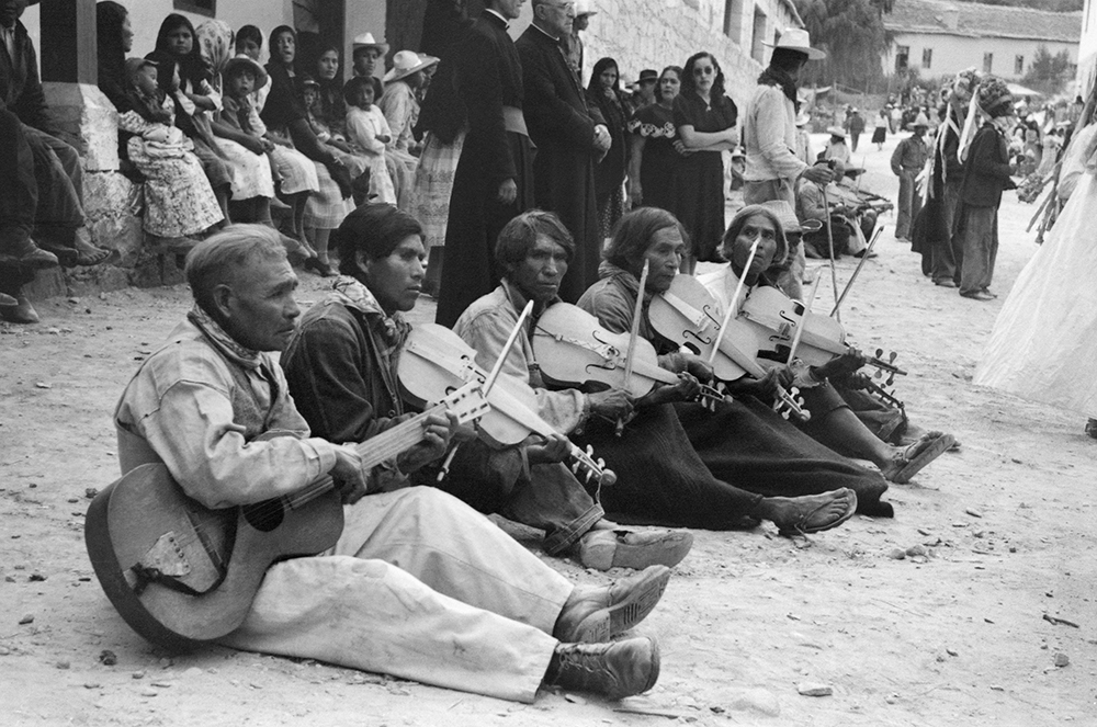 Músicos rarámuris durante las festividades de Semana Santa.