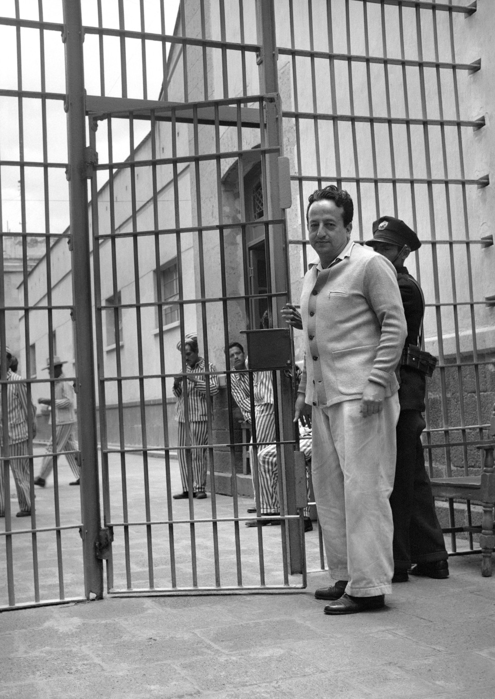 El líder ferrocarrilero Valentín Campa en la penitenciaría de la Ciudad de México.