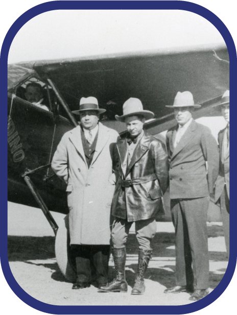 Sandino en el aeropuerto de México entre [Pedro José] Zepeda y [Gustavo] León, amigos y periodistas