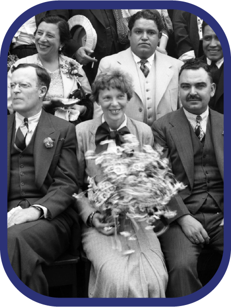 Amelia Earhart, Aarón Sáenz y otras personas, retrato de grupo, 1935